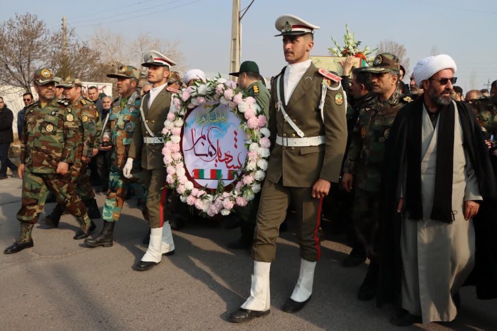 تشییع پیکر شهید گمنام در گروه 11 توپخانه ارتش در مراغه